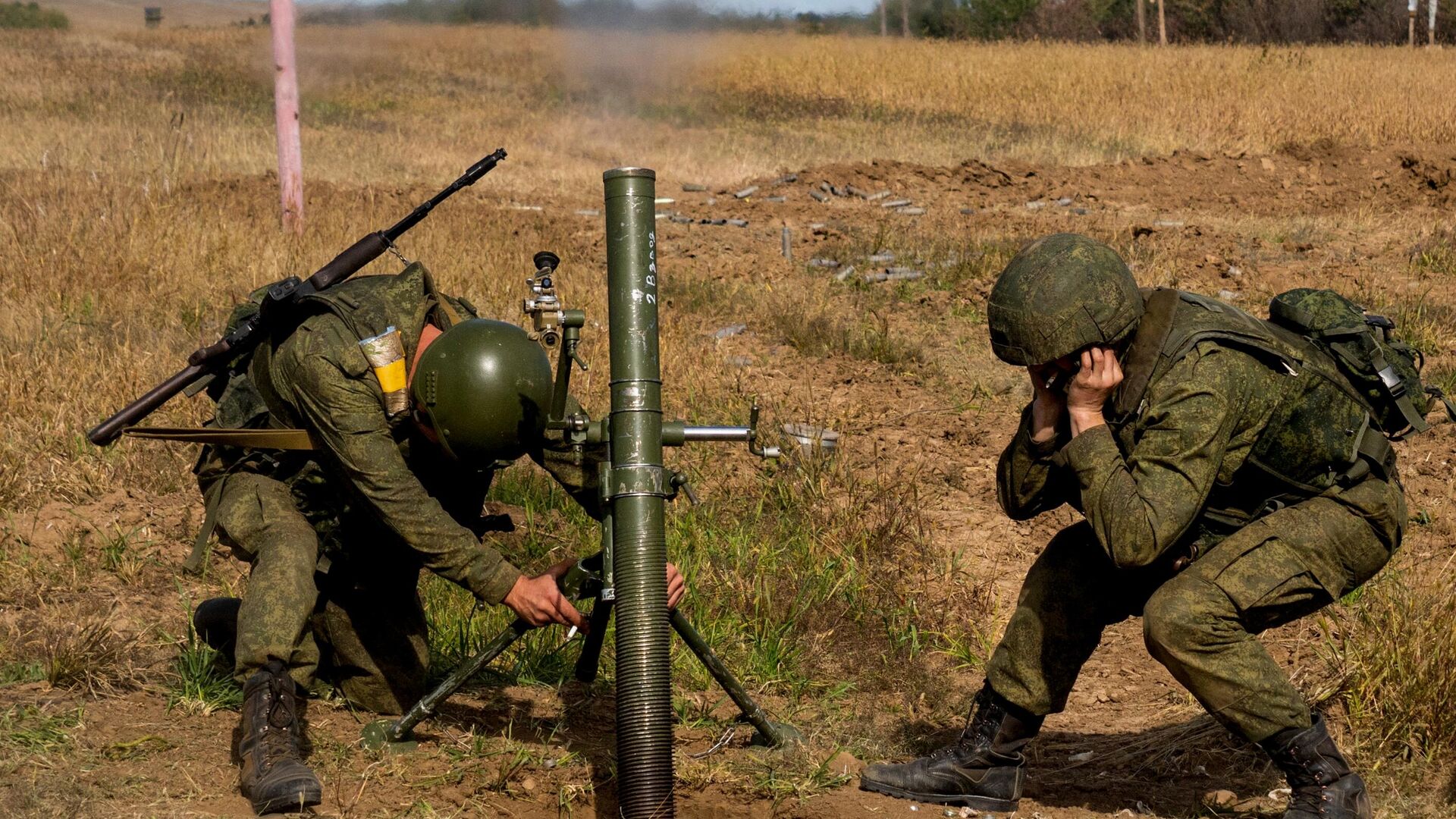 Мужчины, призванные на военную службу, проходят подготовку на полигоне Херсонской области - РИА Новости, 1920, 17.10.2022