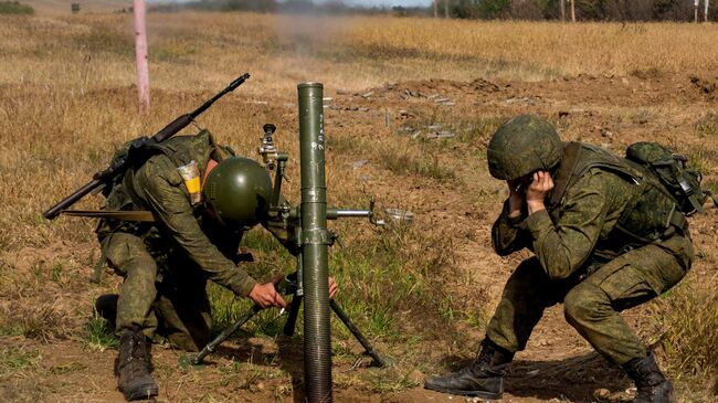 Мужчины, призванные на военную службу, проходят подготовку на полигоне Херсонской области