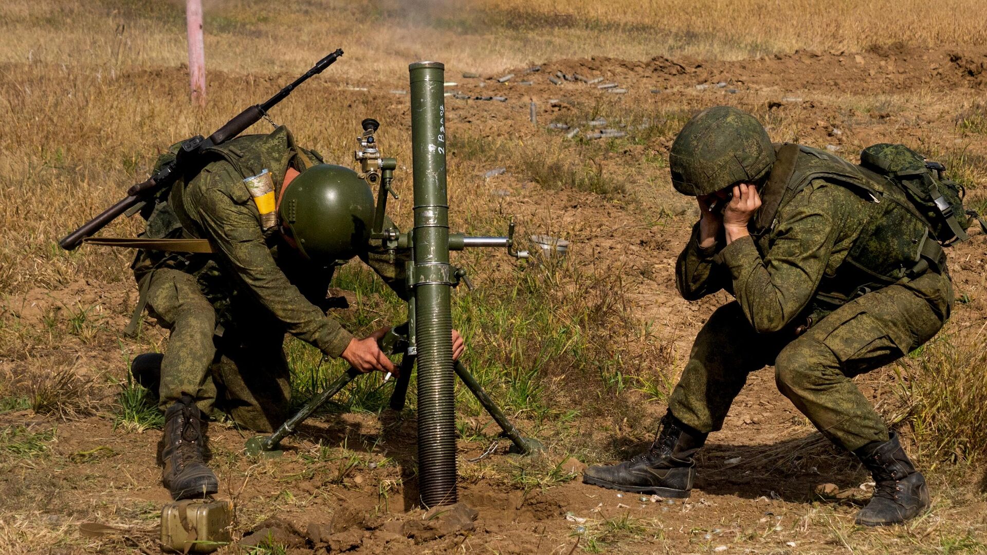 Мужчины, призванные на военную службу, проходят подготовку на полигоне Херсонской области - РИА Новости, 1920, 17.10.2022