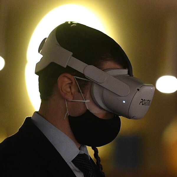 Пользователь знакомится с проектом VR-расследование: Преступления главных нацистов Рейха против человечества в МХАТ им. М. Горького в Москве. Владимир Астапкович/РИА Новости Пользователь знакомится с проектом VR-расследование: Преступления главных нацистов Рейха против человечества в МХАТ им. М. Горького в Москве. Владимир Астапкович/РИА Новости