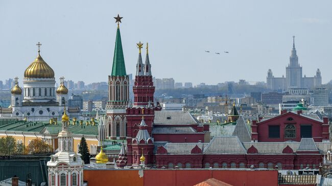 Вид на храм Христа Спасителя, Московский Кремль и Государственный исторический музей