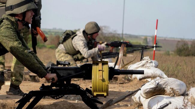 Мужчины, призванные на военную службу, проходят подготовку