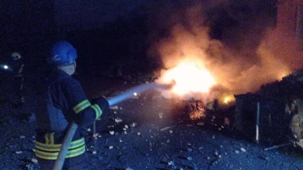 Тушение пожара на месте повреждения объекта инфраструктуры в Запорожье