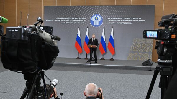 Президент РФ Владимир Путин во время подхода к прессе по итогам саммит Россия - Центральная Азия в Астане