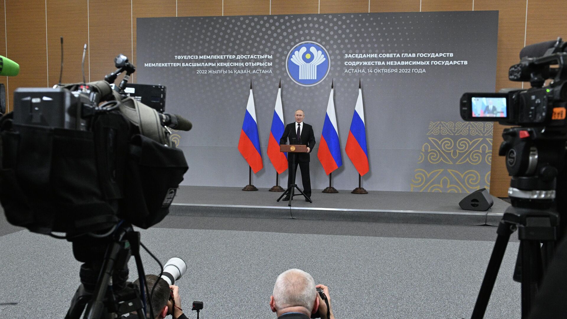 Президент РФ Владимир Путин во время подхода к прессе по итогам саммит Россия - Центральная Азия в Астане - РИА Новости, 1920, 14.10.2022