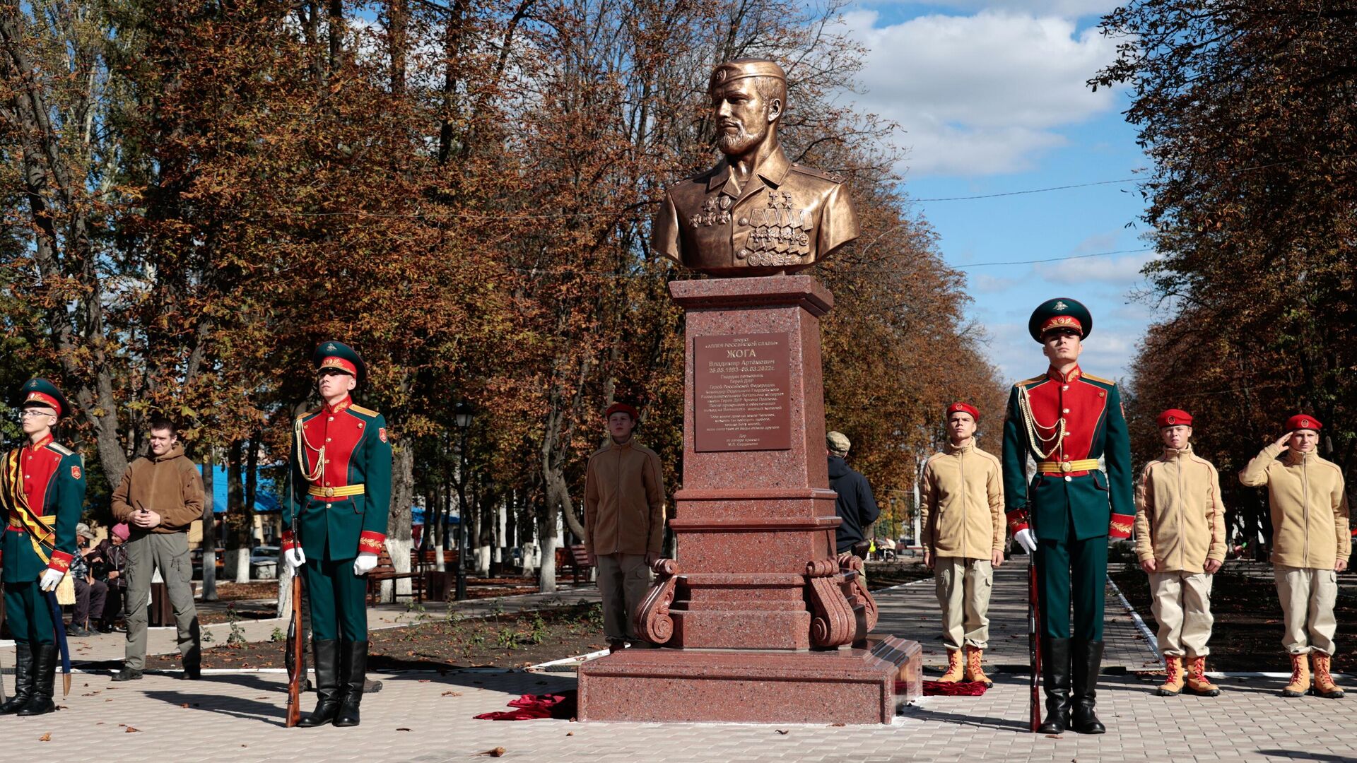 Церемония открытия памятника командиру отдельного разведывательного батальона Спарта Владимиру Жоге в Волновах - РИА Новости, 1920, 14.10.2022