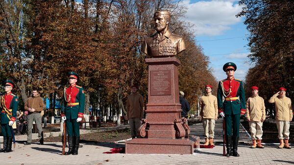 Церемония открытия памятника командиру отдельного разведывательного батальона Спарта Владимиру Жоге в Волновах