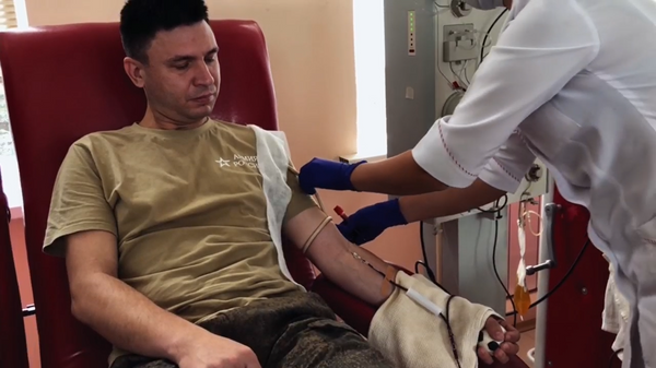 Сотрудники СК РФ в пункте сдачи крови для раненых в Луганске