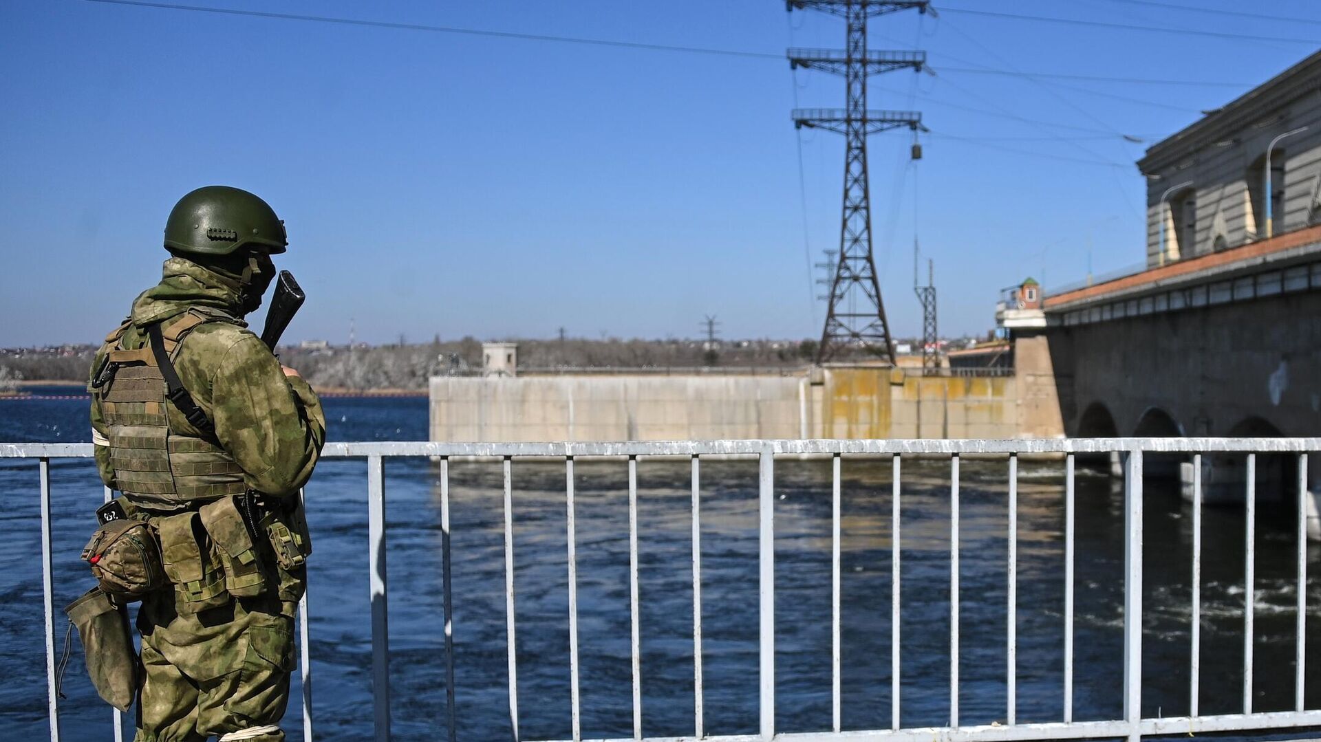 Сотрудник Росгвардии охраняет здание Каховской ГЭС в Новой Каховке - РИА Новости, 1920, 24.10.2022