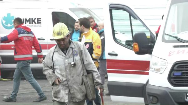 Работа спасателей на месте взрыва в шахте на севере Турции