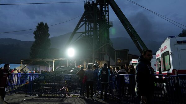 Родственники пропавших без вести шахтеров собираются перед шахтой TTK Amasra Muessese Mudurlugu, где накануне произошел взрыв