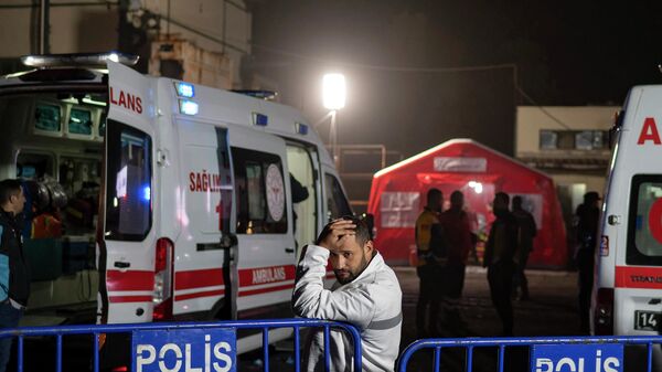 Спасатели и скорые возле шахты в Турции, на которой произошел взрыв