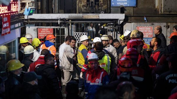 Медики и сотрудники службы безопасности возле шахты в Турции, на которой произошел взрыв