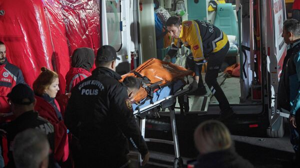 Медики забирают пострадавшего от взрыва на шахте в Турции