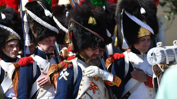 Реконструкторы в исторических костюмах, представляющие французскую армию времен Отечественной войны 1812 года