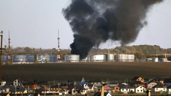 Пожар на нефтебазе в поселке Разумное Белгородской области, возникший после обстрела ВСУ. Архивное фото. 