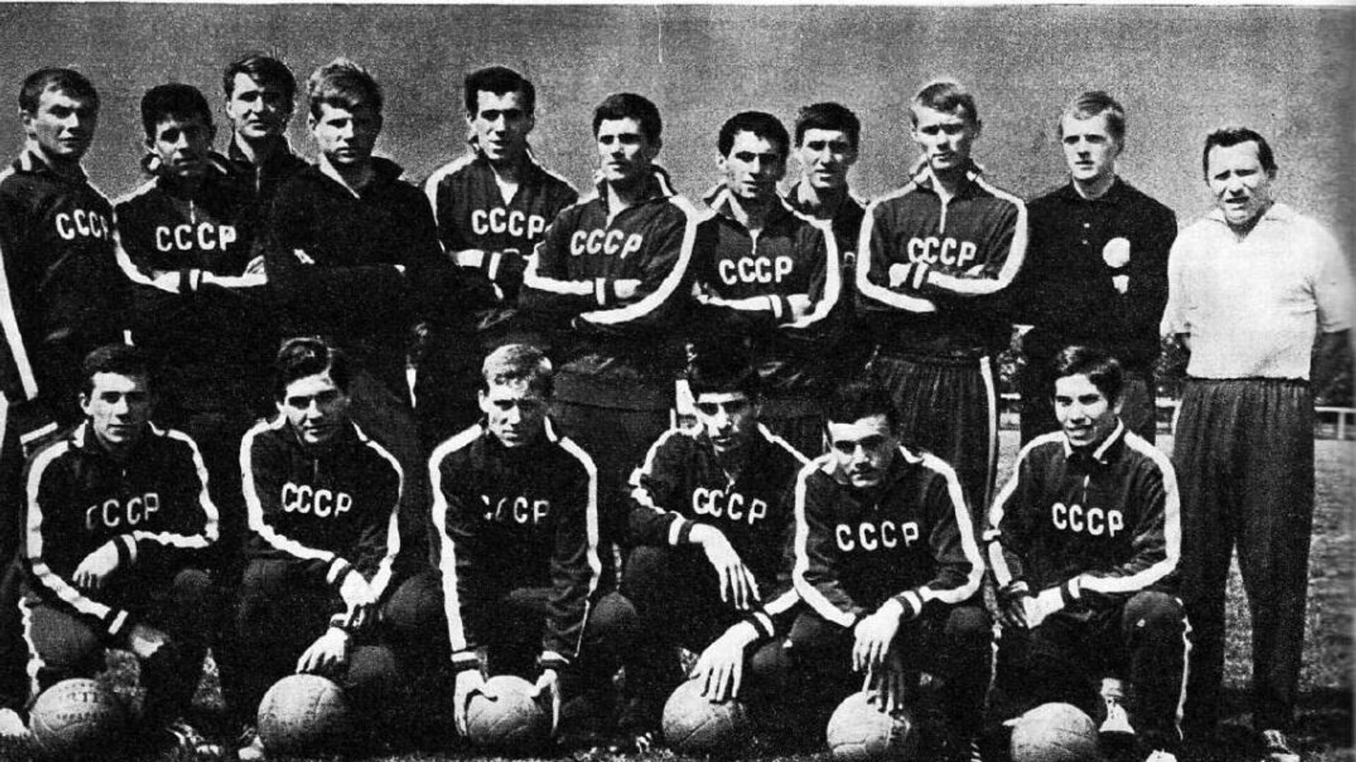 Владимир Лисицын (четвертый слева в первом ряду), архивное фото - РИА Новости, 1920, 16.10.2022