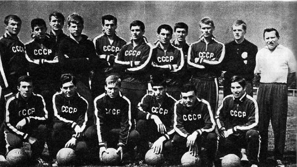 Владимир Лисицын (четвертый слева в первом ряду), архивное фото