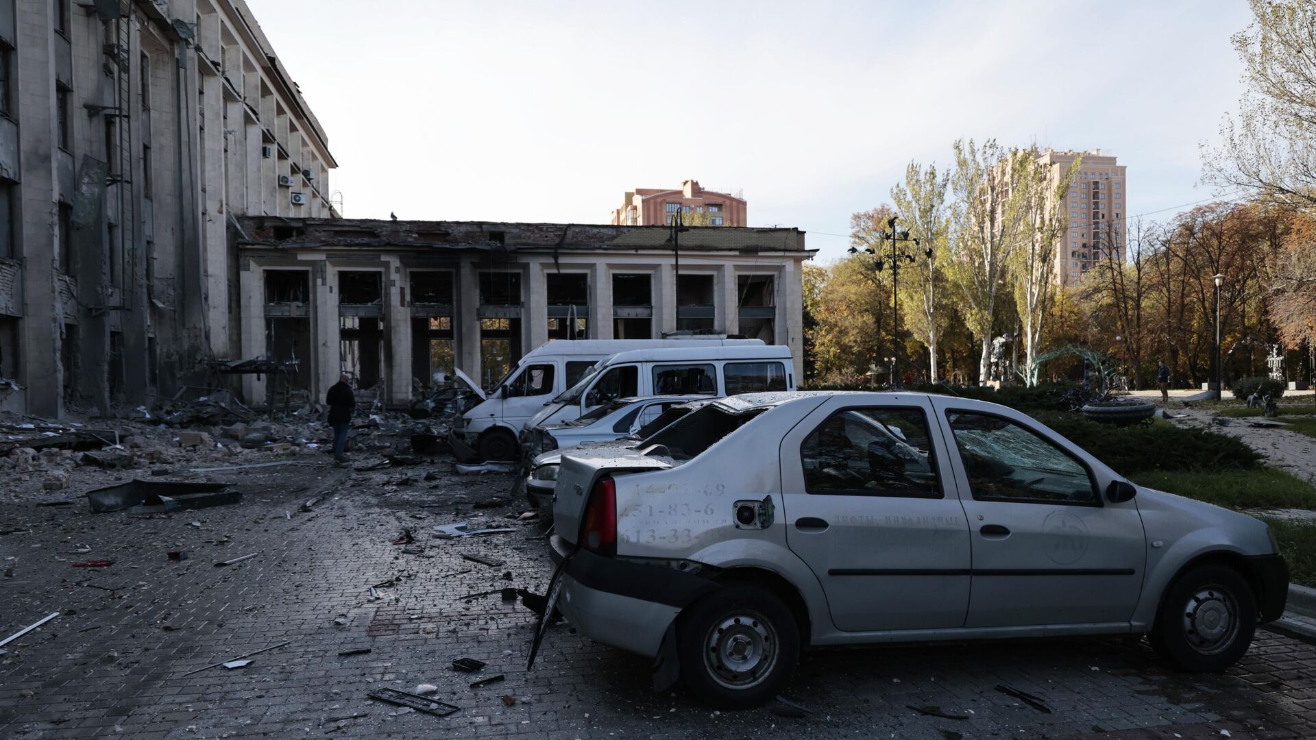 Здание городской администрации в центре Донецка, поврежденное в результате обстрела со стороны ВСУ. 16 октября 2022 - РИА Новости, 1920, 16.10.2022