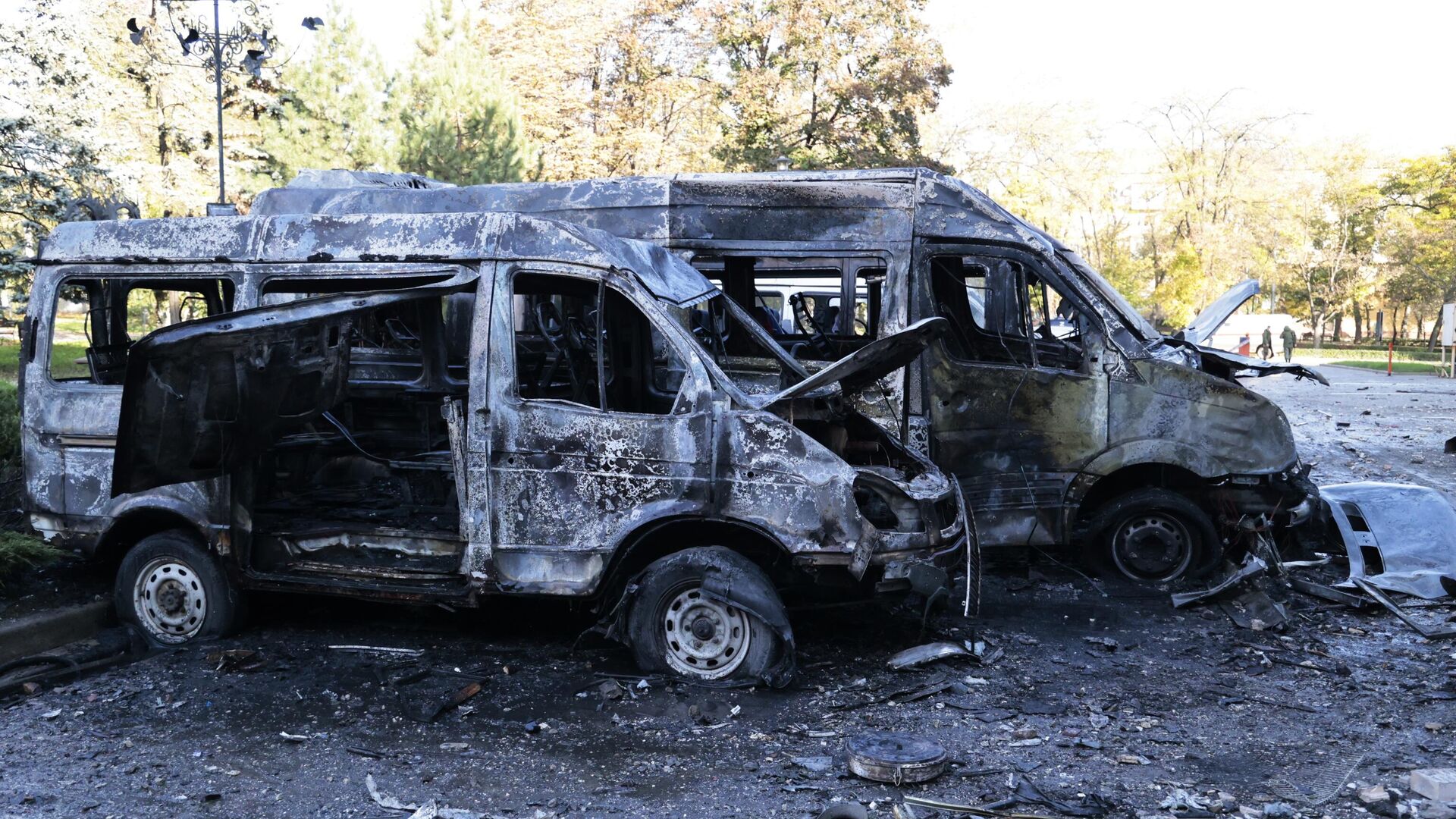 Уничтоженные автомобили у здания городской администрации в центре Донецка, поврежденного в результате обстрела со стороны ВСУ - РИА Новости, 1920, 26.10.2022