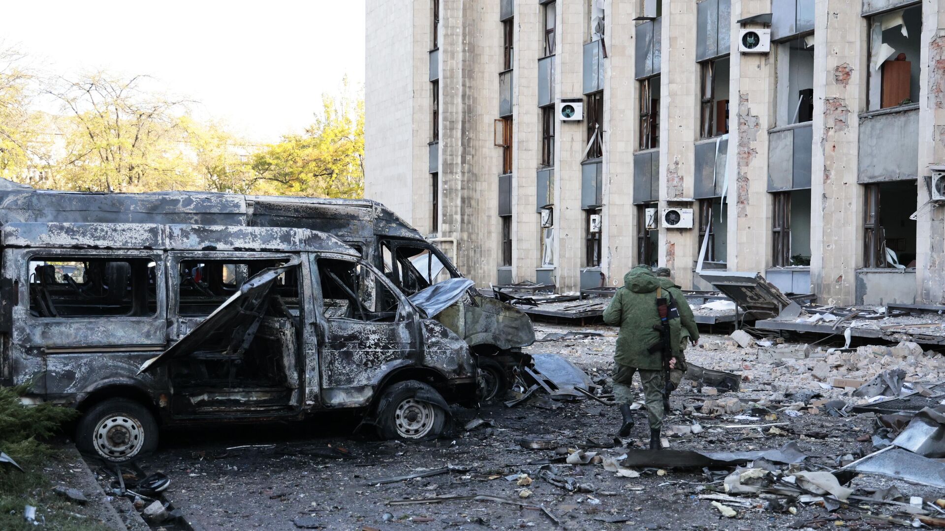 Уничтоженные автомобили у здания городской администрации в центре Донецка, поврежденного в результате обстрела со стороны ВСУ - РИА Новости, 1920, 17.10.2022