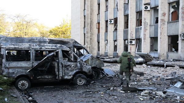Уничтоженные автомобили у здания городской администрации в центре Донецка, поврежденного в результате обстрела со стороны ВСУ