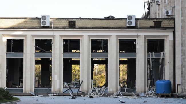 Здание городской администрации в центре Донецка, поврежденное в результате обстрела со стороны ВСУ