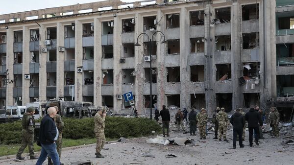 Здание городской администрации в центре Донецка, поврежденное в результате обстрела со стороны ВСУ