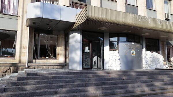 Здание городской администрации в центре Донецка, поврежденное в результате обстрела со стороны ВСУ
