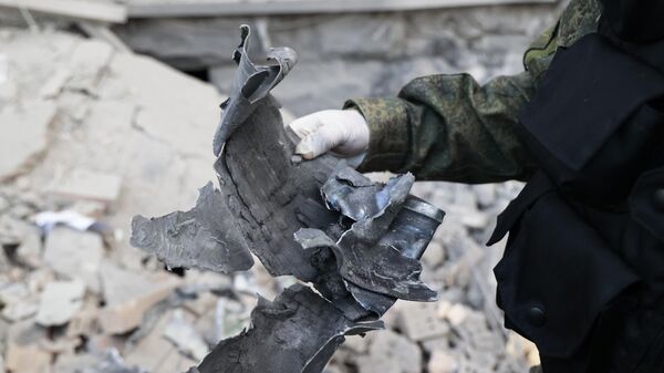 Часть снаряда на месте пострадавшего в результате обстрела здания администрации Донецка
