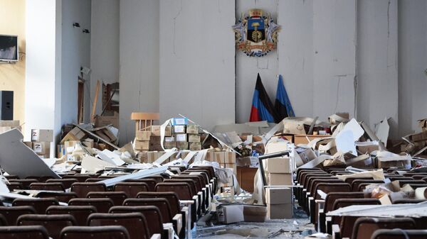 Помещение здания городской администрации в центре Донецка, поврежденного в результате обстрела со стороны ВСУ
