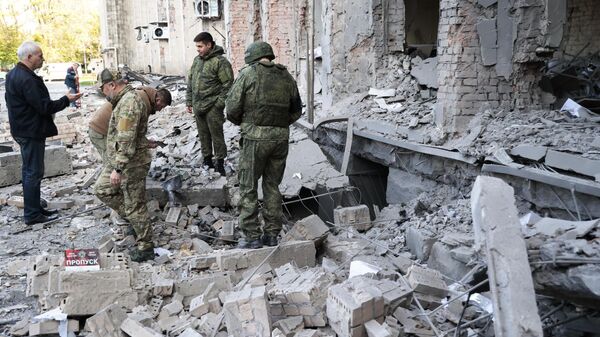 Следователи СК РФ на месте пострадавшего в результате обстрела со стороны ВСУ здания городской администрации в центре Донецка