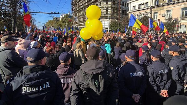 Участники антиправительственной акции протеста, организованной оппозиционной партией Шор, неподалеку от парламента Молдовы в Кишиневе