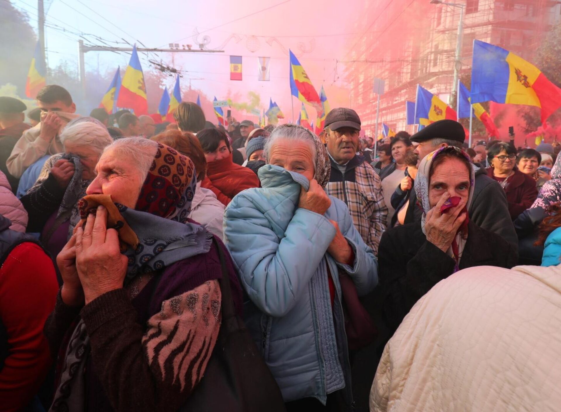 Участники антиправительственной акции протеста, организованной оппозиционной партией Шор, неподалеку от парламента Молдовы в Кишиневе - РИА Новости, 1920, 15.02.2023