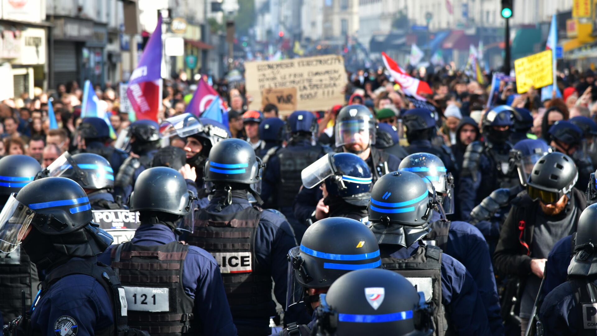 Сотрудники полиции и участники акции протеста против повышения цен в центре Парижа - РИА Новости, 1920, 18.10.2022