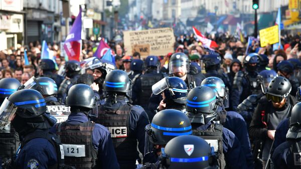 Сотрудники полиции и участники акции протеста в центре Парижа