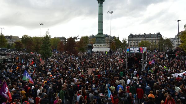 Участники акции протеста против повышения цен в центре Парижа
