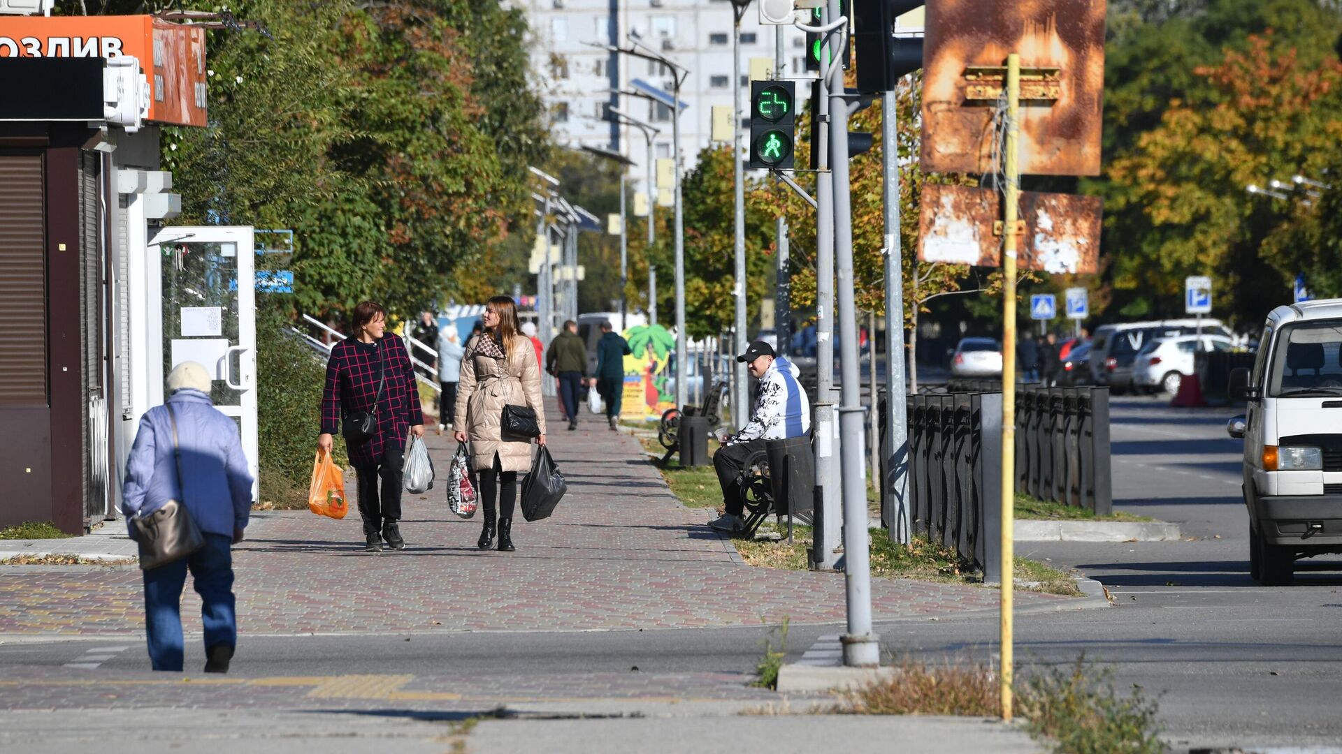 Люди на улице города Энергодар - РИА Новости, 1920, 31.10.2022