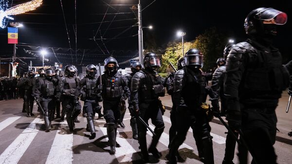 Полицейский покидают место проведения антиправительственной акции протеста, организованной оппозиционной партией Шор, неподалеку от парламента Молдовы в Кишиневе