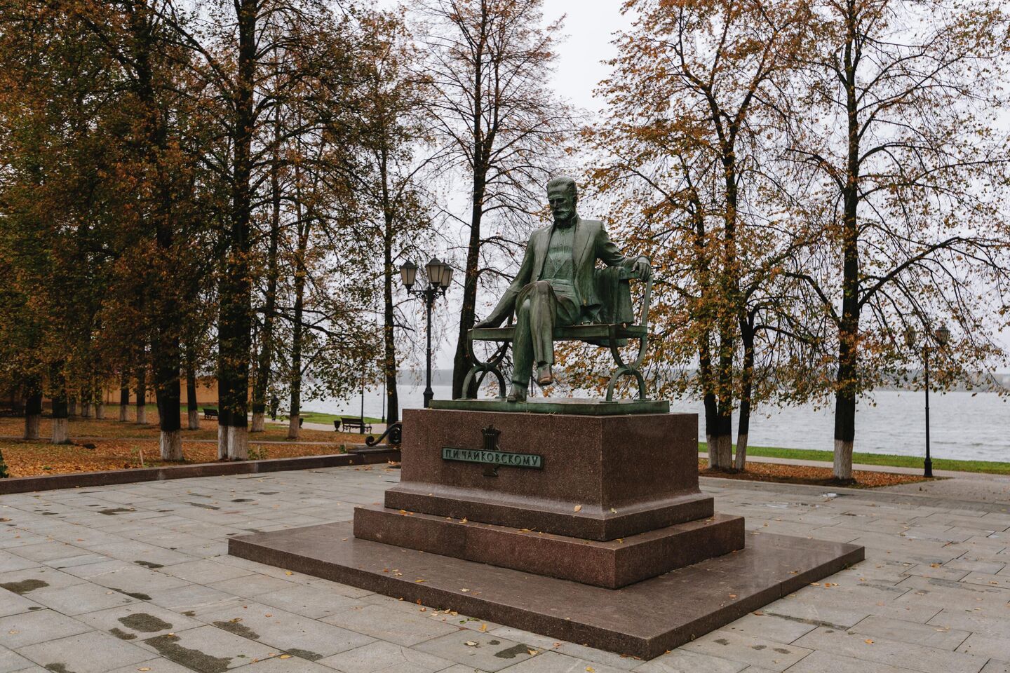 Памятник чайковскому в воткинске фото