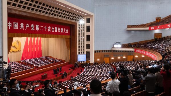Депутаты в зале заседаний на открытии XX Всекитайского съезда Коммунистической партии Китая в Доме народных собраний в Пекине
