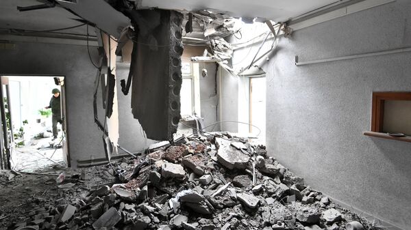 Разрушения внутри здания на территории управления капитального строительства Запорожской АЭС в Энергодаре