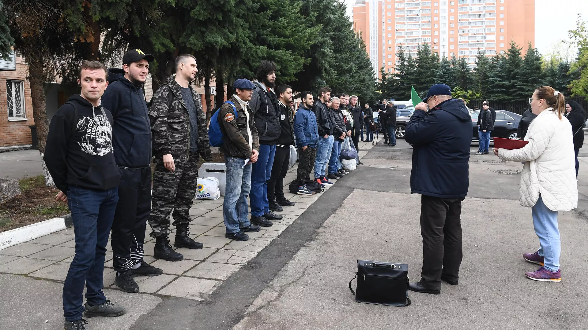 Мужчины, призванные на военную службу в ходе частичной мобилизации, на территории объединенного военного комиссариата Перовского района Москвы - РИА Новости, 1920, 16.11.2022