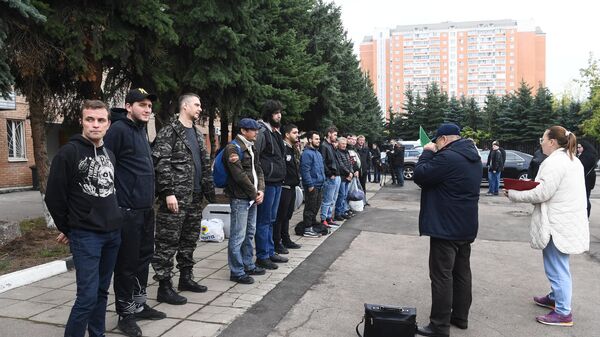 Мужчины, призванные на военную службу в ходе частичной мобилизации, на территории объединенного военного комиссариата Перовского района Москвы