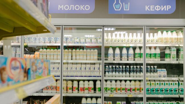 Молочная продукция на витрине магазина