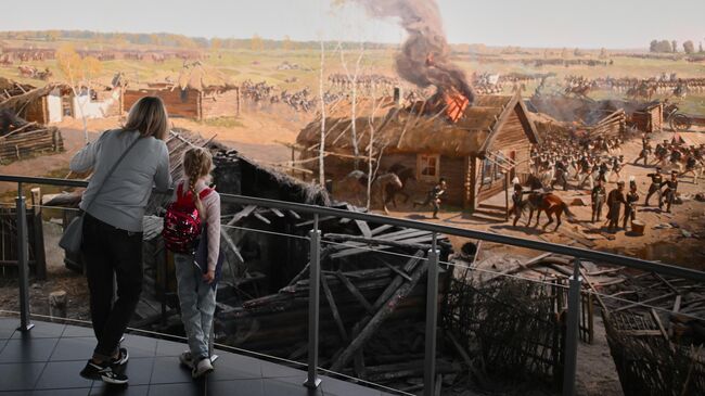 Посетители на исторической экскурсии в Музее-панораме Бородинская битва