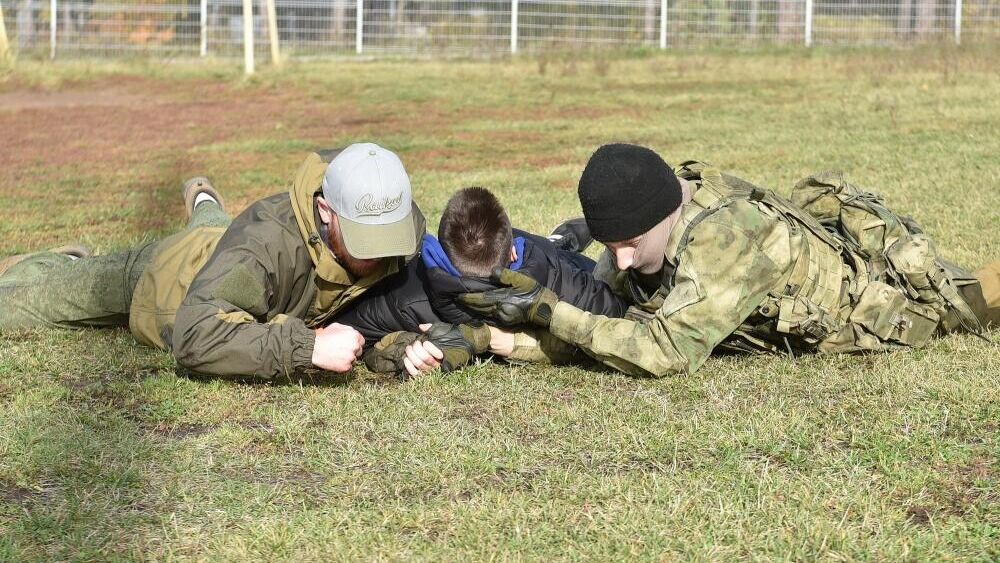 Занятия на курсах по начальной военной подготовке на базе ДОСААФ в Удмуртии - РИА Новости, 1920, 17.10.2022