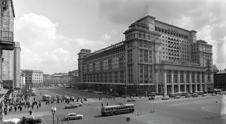 Вид на гостиницу Москва на улице Охотный Ряд в Москве, 1955 год 