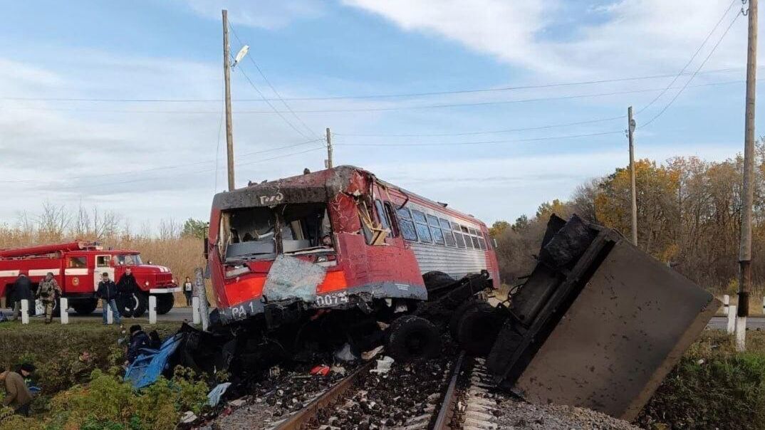 На месте столкновения поезда и КАМАЗа в Сампурском районе Тамбовской области - РИА Новости, 1920, 17.10.2022