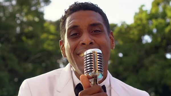 Кадр из видео Marry Me гаитянского певца Mikaben